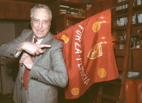 Nando Martellini con bandiera Forza Perugia – esempio iconico di giornalismo sportivo italiano