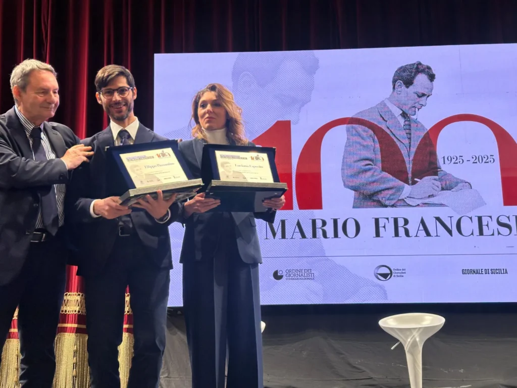 Premiazione del Premio Mario Francese 2025 – Giornalisti con attestato sul palco