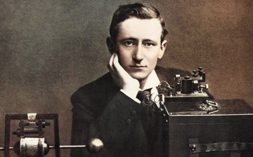 guglielmo marconi con apparecchi radio trasmissione onde elettromagnetiche invenzione radio