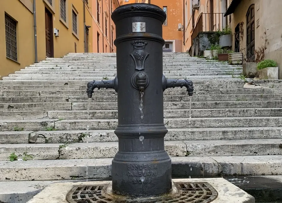 Fontanella romana con acqua che scorre, usata come metafora del diventare una fonte affidabile nel giornalismo online